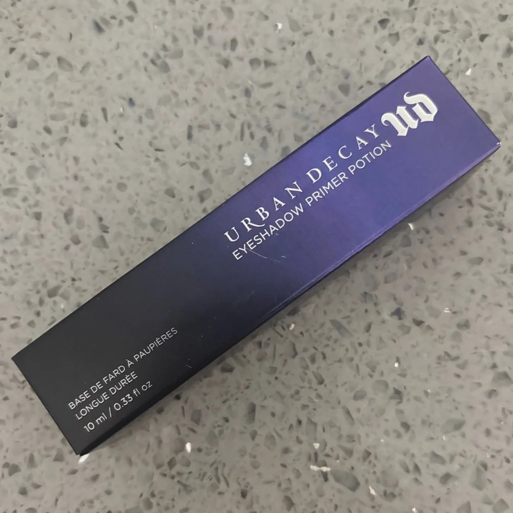 Eyeshadow primer - Picture 1 of 4